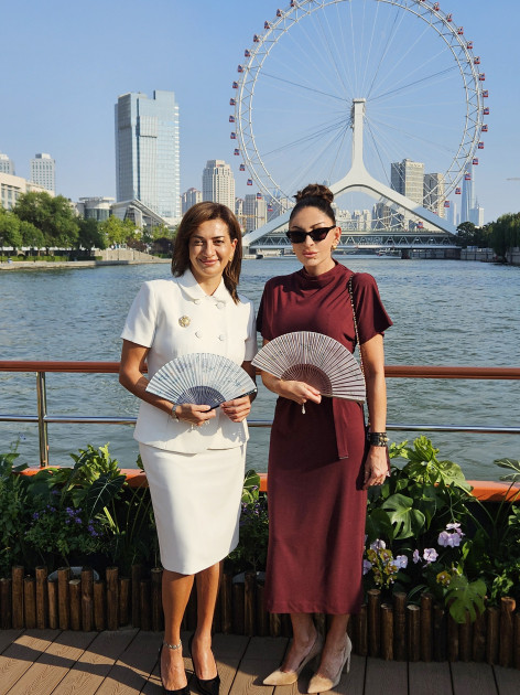 Birinci xanım Mehriban Əliyeva “ŞƏT plyus” formatında görüşə qatılan dövlət və hökumət başçılarının xanımları ilə birlikdə gəmi gəzintisində iştirak edib<font color=red> - FOTOLAR</font>