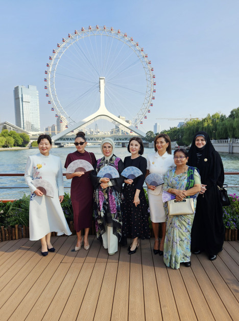 Birinci xanım Mehriban Əliyeva “ŞƏT plyus” formatında görüşə qatılan dövlət və hökumət başçılarının xanımları ilə birlikdə gəmi gəzintisində iştirak edib<font color=red> - FOTOLAR</font>