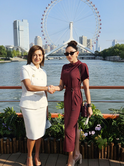 Birinci xanım Mehriban Əliyeva “ŞƏT plyus” formatında görüşə qatılan dövlət və hökumət başçılarının xanımları ilə birlikdə gəmi gəzintisində iştirak edib<font color=red> - FOTOLAR</font>