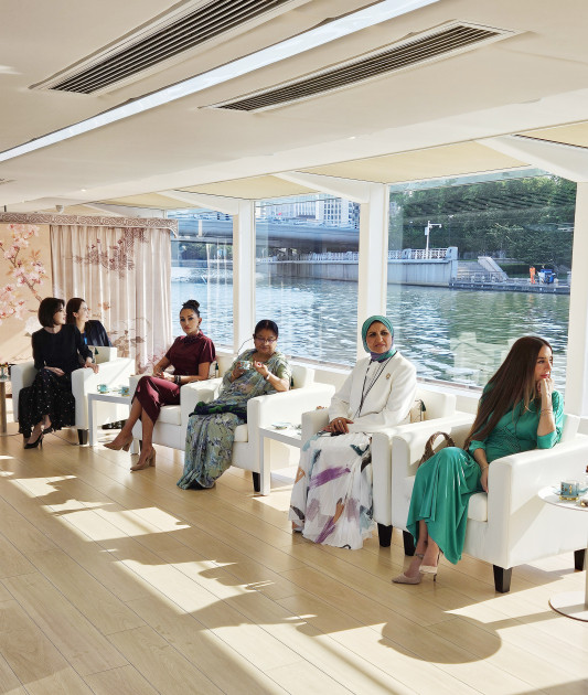 Birinci xanım Mehriban Əliyeva “ŞƏT plyus” formatında görüşə qatılan dövlət və hökumət başçılarının xanımları ilə birlikdə gəmi gəzintisində iştirak edib<font color=red> - FOTOLAR</font>