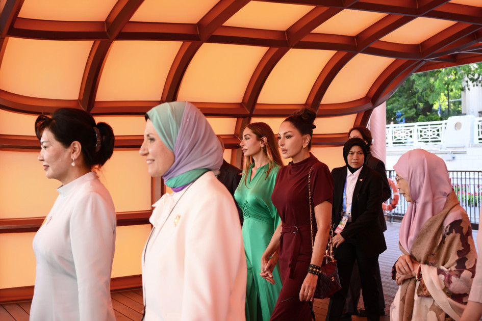 Birinci xanım Mehriban Əliyeva “ŞƏT plyus” formatında görüşə qatılan dövlət və hökumət başçılarının xanımları ilə birlikdə gəmi gəzintisində iştirak edib<font color=red> - FOTOLAR</font>