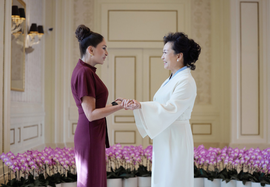 Birinci xanım Mehriban Əliyeva “ŞƏT plyus” formatında görüşə qatılan dövlət və hökumət başçılarının xanımları ilə birlikdə gəmi gəzintisində iştirak edib<font color=red> - FOTOLAR</font>