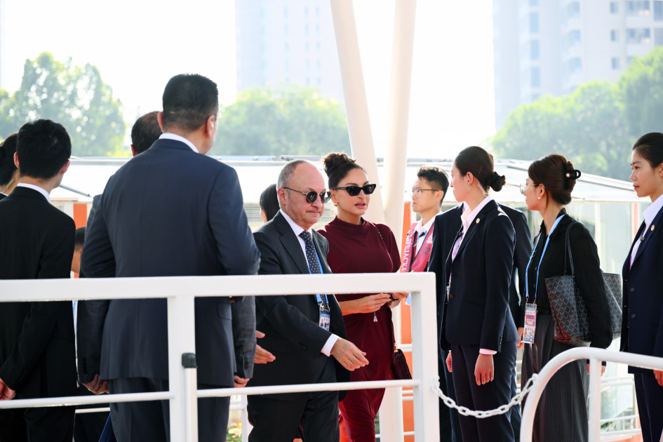 Birinci xanım Mehriban Əliyeva “ŞƏT plyus” formatında görüşə qatılan dövlət və hökumət başçılarının xanımları ilə birlikdə gəmi gəzintisində iştirak edib<font color=red> - FOTOLAR</font>