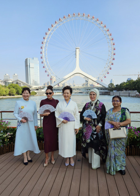 Birinci xanım Mehriban Əliyeva “ŞƏT plyus” formatında görüşə qatılan dövlət və hökumət başçılarının xanımları ilə birlikdə gəmi gəzintisində iştirak edib<font color=red> - FOTOLAR</font>