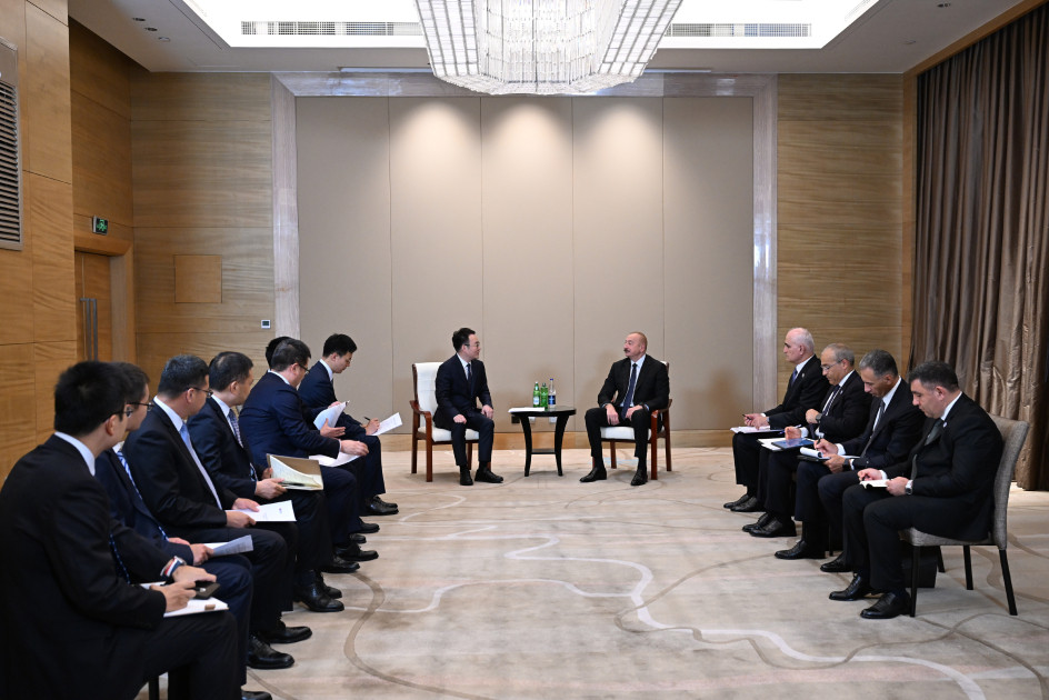 Prezident İlham Əliyev Tiencin şəhərində “Powerchina group” şirkətlər qrupunun icraçı vitse-prezidenti ilə görüşüb<font color=red> - FOTOLAR</font>