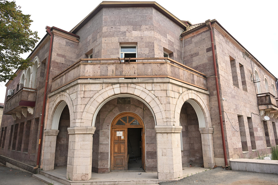 Xankəndidə qondarma rejimin “XİN”inin binasının söküntüsünə başlanılıb<font color=red> - FOTOLAR</font>