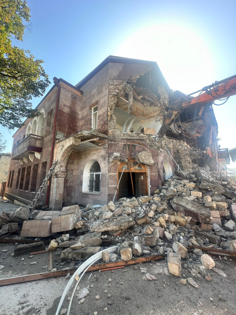 Xankəndidə qondarma rejimin “XİN”inin binasının söküntüsünə başlanılıb<font color=red> - FOTOLAR</font>