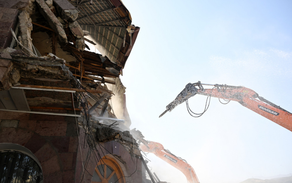 Xankəndidə qondarma rejimin “XİN”inin binasının söküntüsünə başlanılıb<font color=red> - FOTOLAR</font>