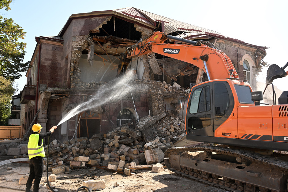 Xankəndidə qondarma rejimin “XİN”inin binasının söküntüsünə başlanılıb<font color=red> - FOTOLAR</font>