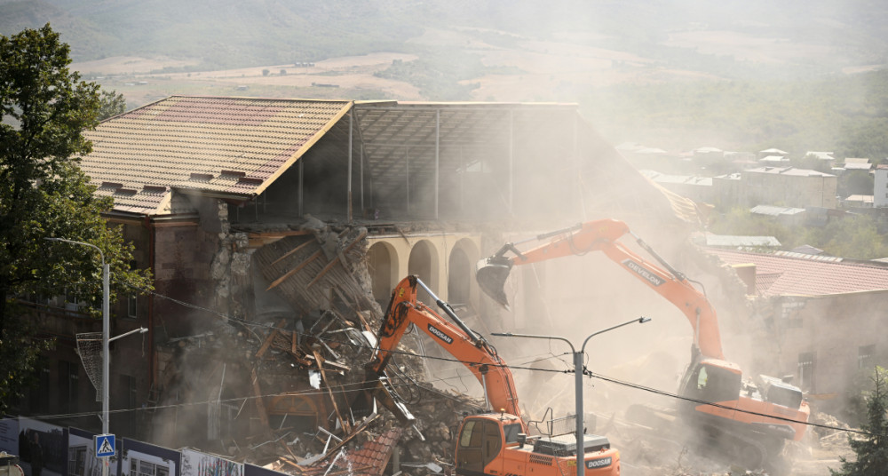 Xankəndidə qondarma rejimin “XİN”inin binasının söküntüsünə başlanılıb<font color=red> - FOTOLAR</font>