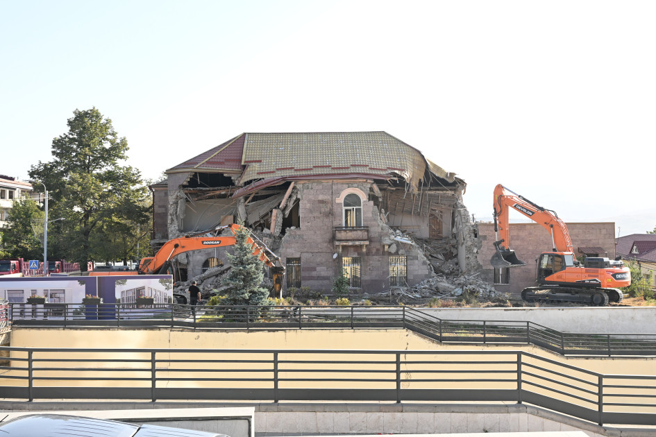 Xankəndidə qondarma rejimin “XİN”inin binasının söküntüsünə başlanılıb<font color=red> - FOTOLAR</font>