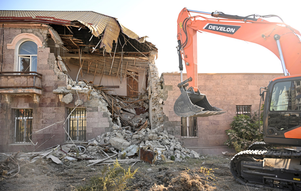 Xankəndidə qondarma rejimin “XİN”inin binasının söküntüsünə başlanılıb<font color=red> - FOTOLAR</font>