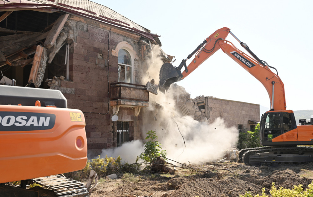 Xankəndidə qondarma rejimin “XİN”inin binasının söküntüsünə başlanılıb<font color=red> - FOTOLAR</font>
