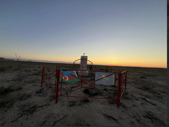 ABŞ səfirliyinin müşaviri AZAL təyyarəsinin qəzaya uğradığı yeri ziyarət edib<font color=red> - FOTOLAR</font>