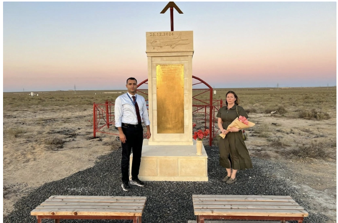 ABŞ səfirliyinin müşaviri AZAL təyyarəsinin qəzaya uğradığı yeri ziyarət edib<font color=red> - FOTOLAR</font>