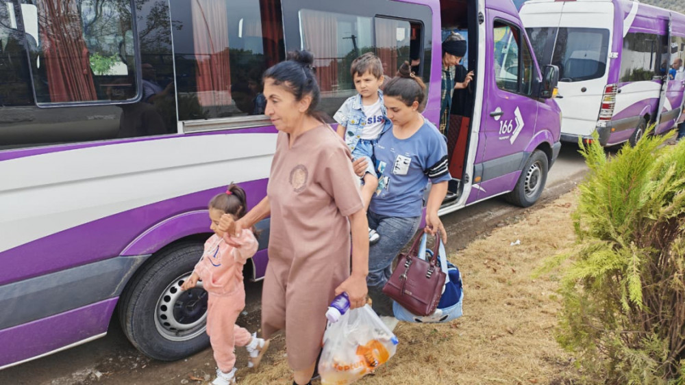 Növbəti köç karvanı Ağdərənin Vəngli kəndinə çatıb <font color='red'> - YENİLƏNİB</font><font color=red> - FOTOLAR</font>