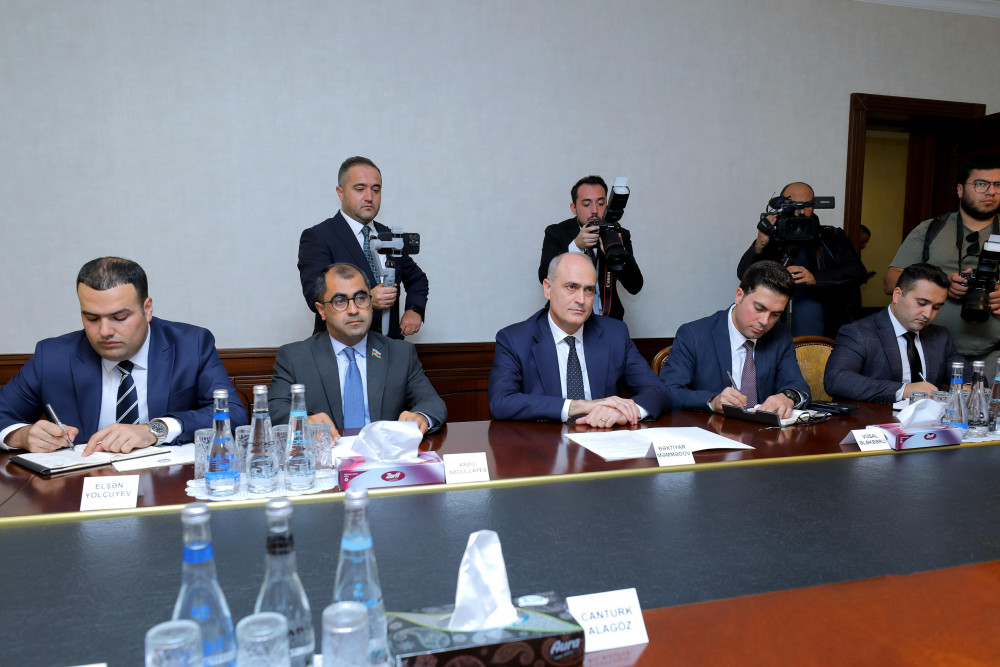 Ali Məclis sədrinin birinci müavini Türkiyənin hakim Ədalət və İnkişaf Partiyası sədrinin müavini Kürşad Zorlu ilə görüşüb<font color=red> - FOTOLAR</font>