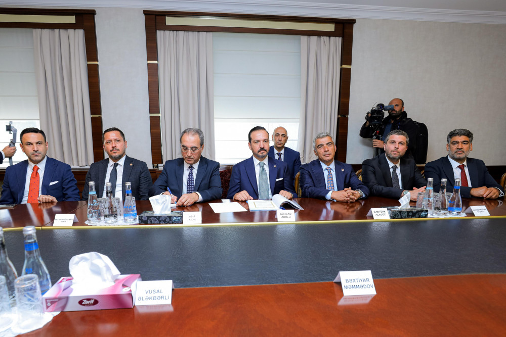 Ali Məclis sədrinin birinci müavini Türkiyənin hakim Ədalət və İnkişaf Partiyası sədrinin müavini Kürşad Zorlu ilə görüşüb<font color=red> - FOTOLAR</font>