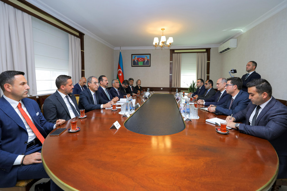 Ali Məclis sədrinin birinci müavini Türkiyənin hakim Ədalət və İnkişaf Partiyası sədrinin müavini Kürşad Zorlu ilə görüşüb<font color=red> - FOTOLAR</font>