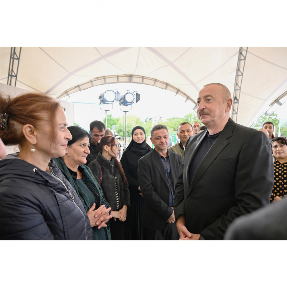 Prezident İlham Əliyev Qırmızı Bazar, Hadrut qəsəbələrinin və Sos kəndinin sakinləri ilə görüşüb<font color=red> - FOTOLAR</font>