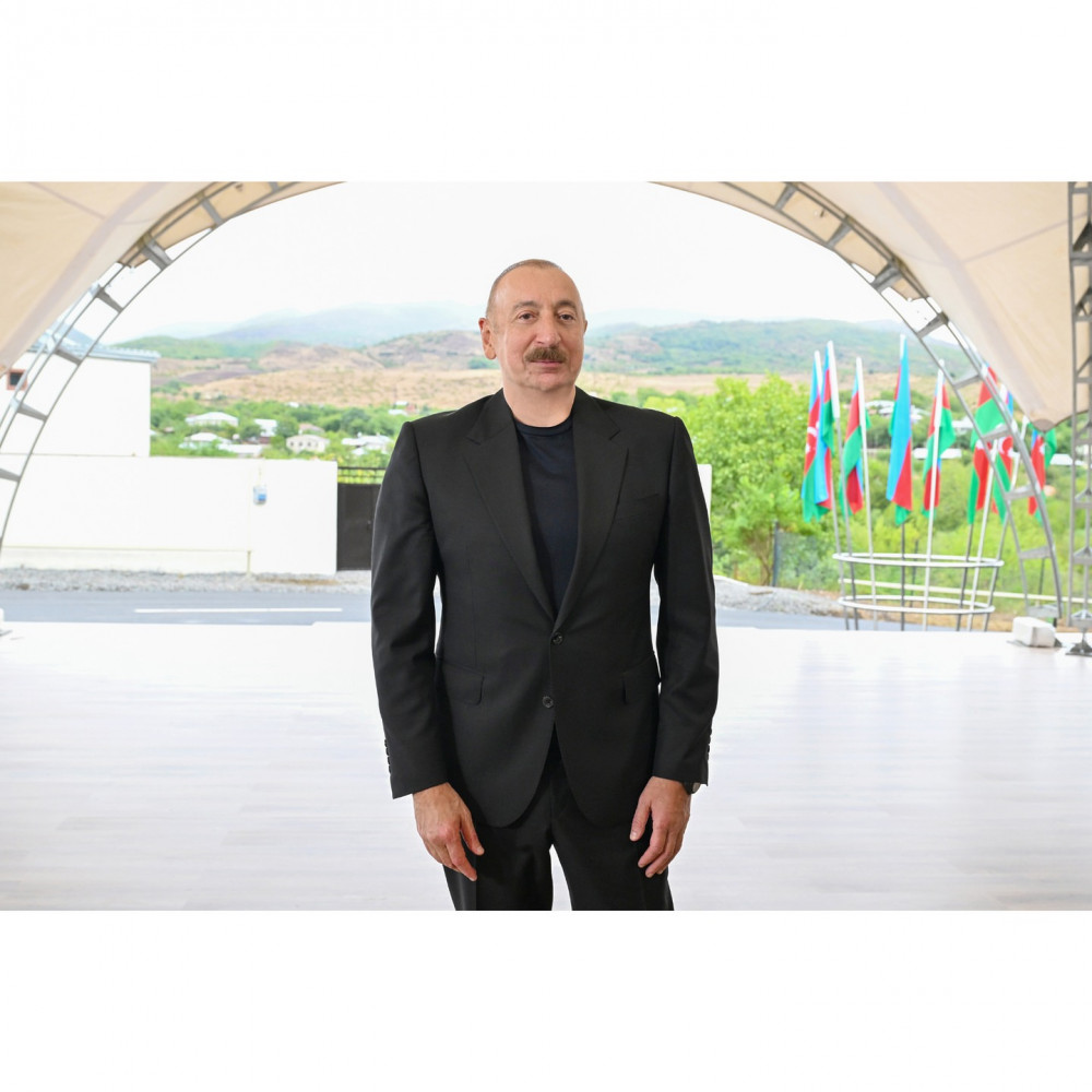 Prezident İlham Əliyev Qırmızı Bazar, Hadrut qəsəbələrinin və Sos kəndinin sakinləri ilə görüşüb<font color=red> - FOTOLAR</font>