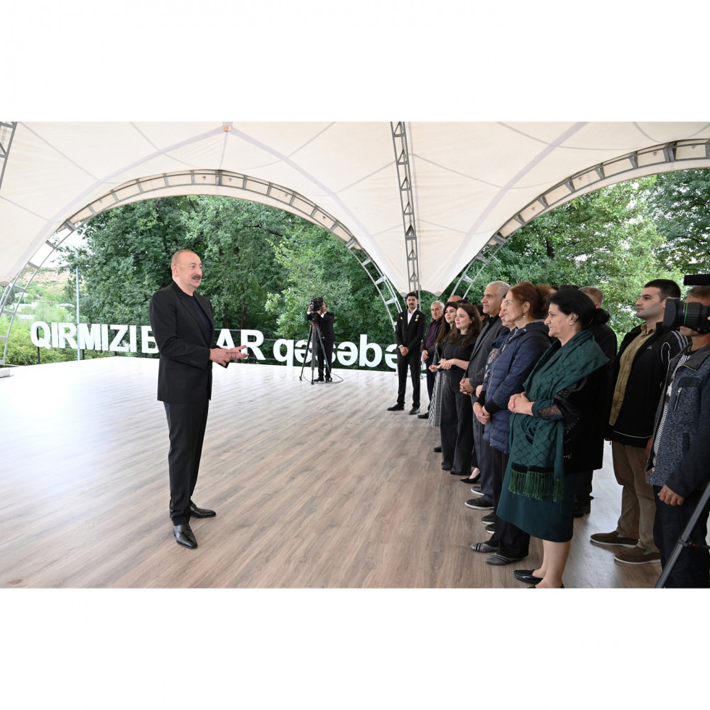 Prezident İlham Əliyev Qırmızı Bazar, Hadrut qəsəbələrinin və Sos kəndinin sakinləri ilə görüşüb<font color=red> - FOTOLAR</font>