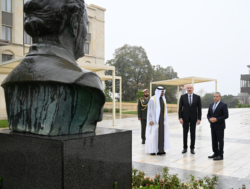 Azərbaycan və Birləşmiş Ərəb Əmirliklərinin prezidentləri Şuşada Azərbaycanın tanınmış şəxsiyyətlərinin güllələnmiş heykəllərinə baxıblar<font color=red> - FOTOLAR</font>