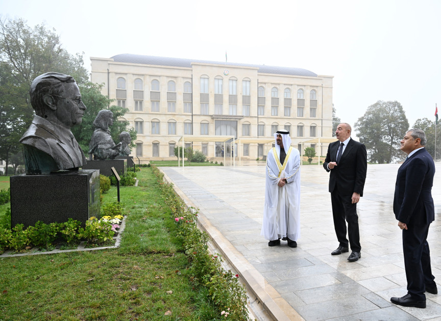 Azərbaycan və Birləşmiş Ərəb Əmirliklərinin prezidentləri Şuşada Azərbaycanın tanınmış şəxsiyyətlərinin güllələnmiş heykəllərinə baxıblar<font color=red> - FOTOLAR</font>