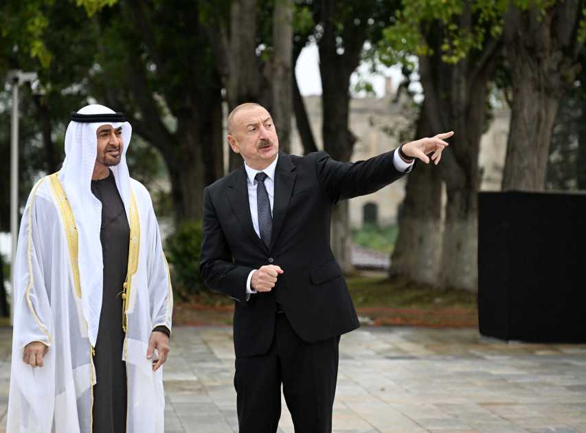 Azərbaycan və Birləşmiş Ərəb Əmirliklərinin prezidentləri Şuşada Azərbaycanın tanınmış şəxsiyyətlərinin güllələnmiş heykəllərinə baxıblar<font color=red> - FOTOLAR</font>