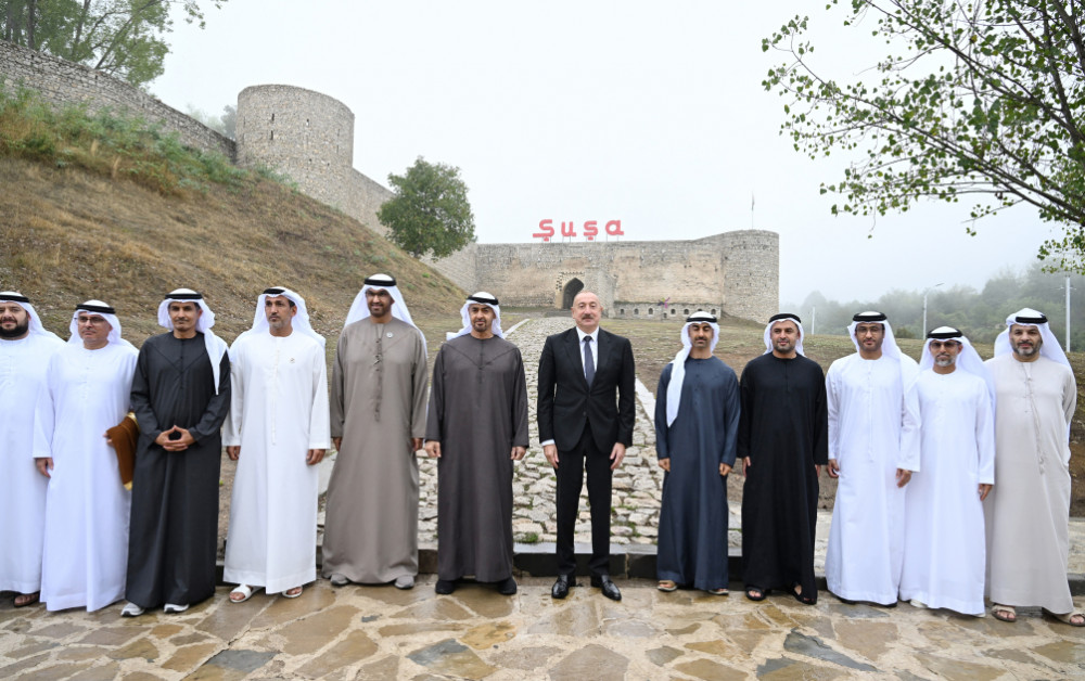 Azərbaycanın və Birləşmiş Ərəb Əmirliklərinin prezidentləri Şuşa qalasının önündə foto çəkdiriblər<font color=red> - FOTOLAR</font>