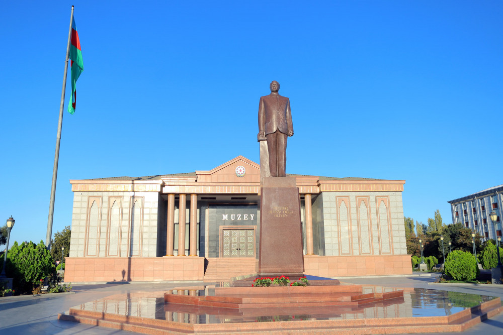 Ümummilli Lider Heydər Əliyevin abidəsi ziyarət edilib<font color=red> - FOTOLAR</font>