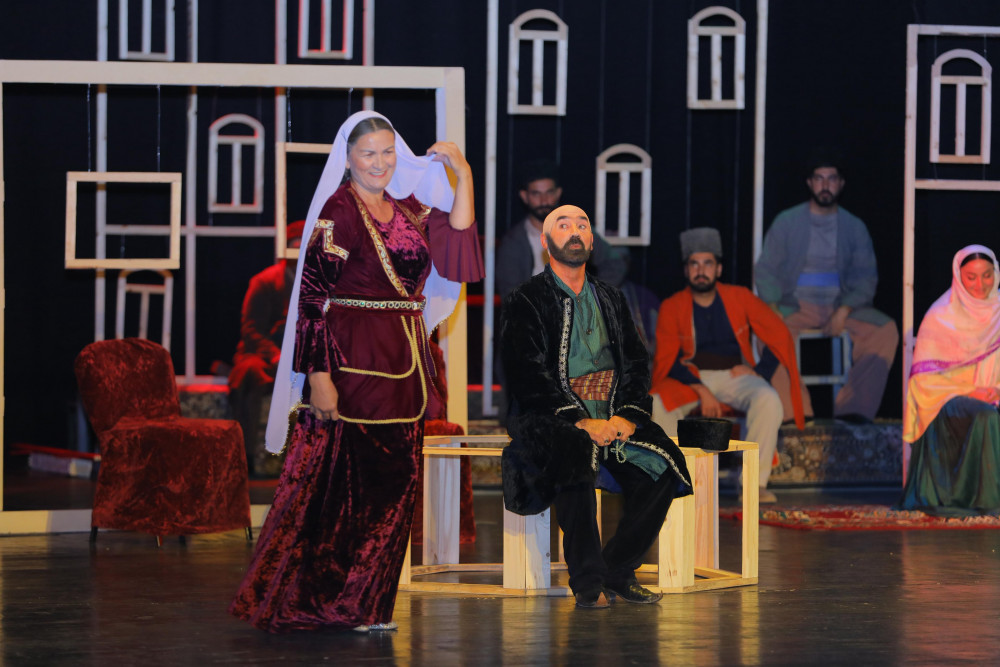 Naxçıvanda Milli Musiqi Günündə “O olmasın, bu olsun” musiqili komediya təqdim olunub<font color=red> - FOTOLAR</font>