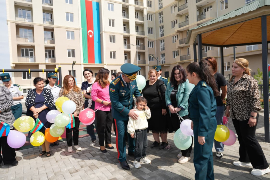 DSX-nin hərbi hissəsində yeni inşa olunmuş yaşayış binaları xidməti istifadəyə verilib -<font color=red> - FOTOLAR</font>