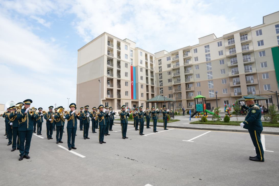 DSX-nin hərbi hissəsində yeni inşa olunmuş yaşayış binaları xidməti istifadəyə verilib -<font color=red> - FOTOLAR</font>