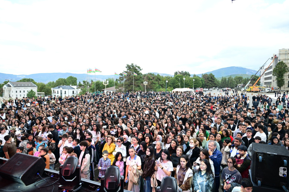 Xankəndidə ilk Şəhər Günü münasibətilə möhtəşəm konsert və atəşfəşanlıq olub<font color=red> - FOTOLAR</font>