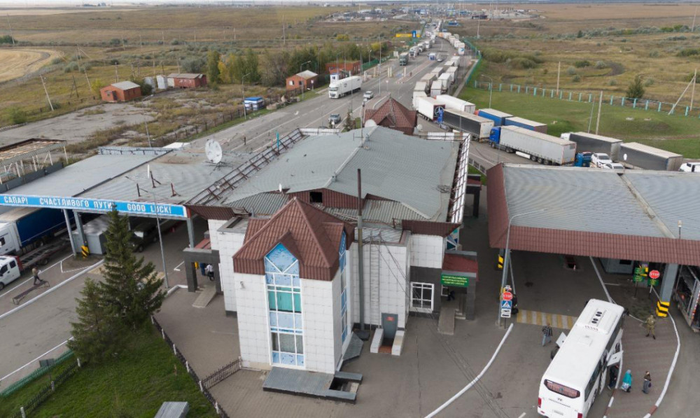 Qazaxıstan-Rusiya sərhədində nəqliyyat vasitələrinin kütləvi sıxlığı qeydə alınıb<font color=red> - FOTOLAR</font>