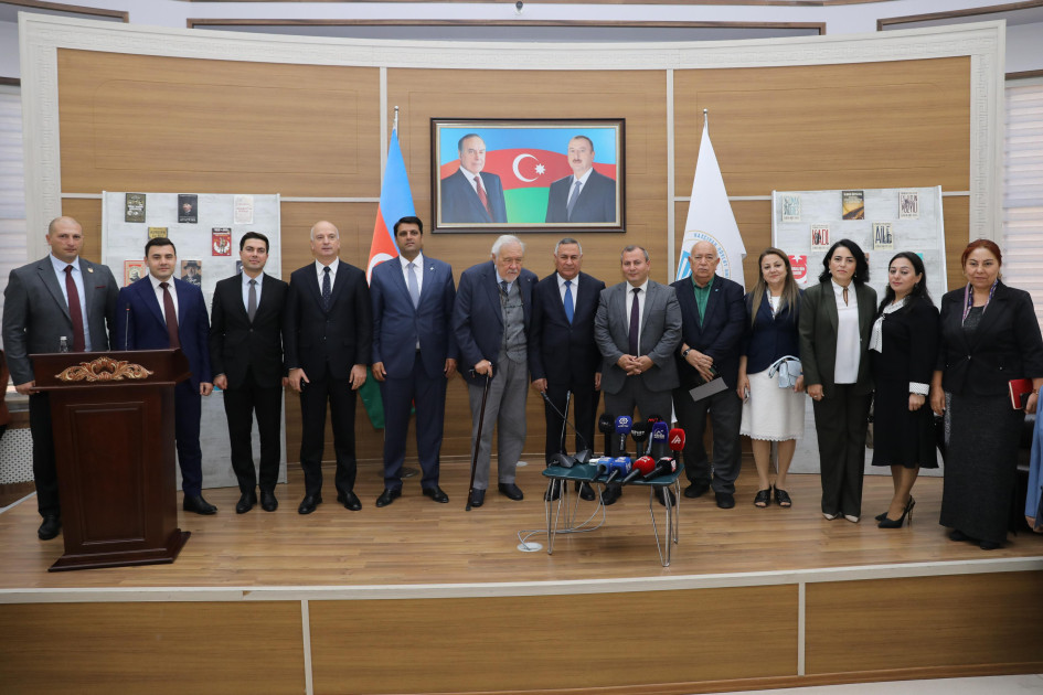 Naxçıvanda İlber Ortaylının kitablarının “imza günü” keçirilib<font color=red> - FOTOLAR</font>