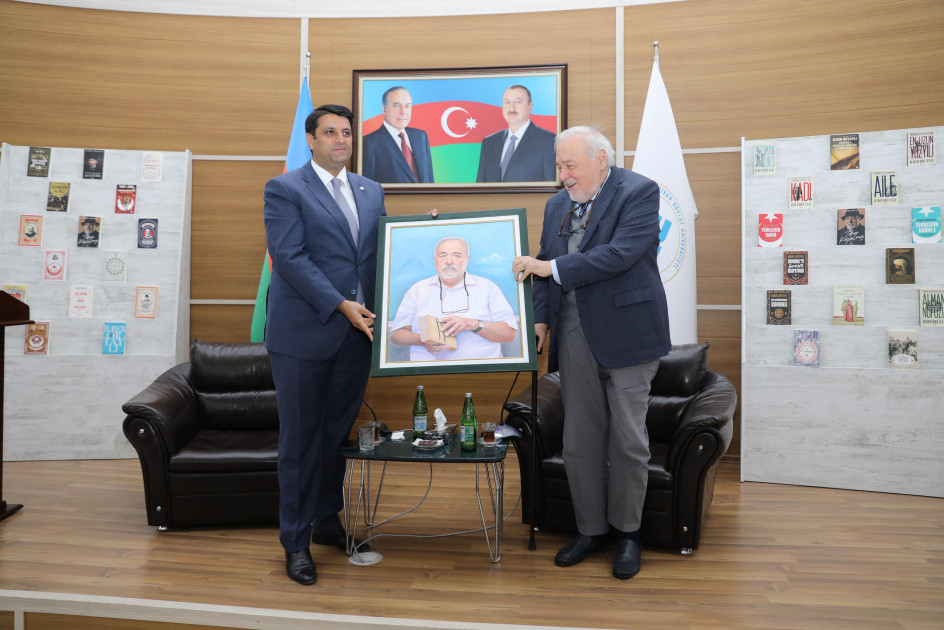 Naxçıvanda İlber Ortaylının kitablarının “imza günü” keçirilib<font color=red> - FOTOLAR</font>