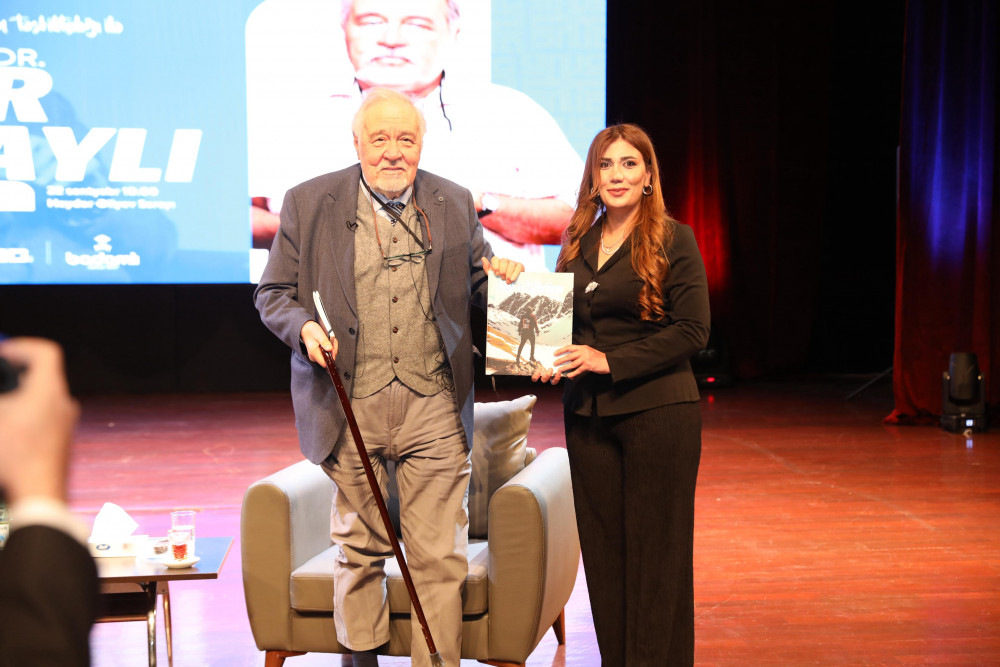 Professor İlbər Ortaylı Naxçıvanda Heydər Əliyev Sarayında yerli ictimaiyyətlə görüşüb<font color=red> - FOTOLAR</font>