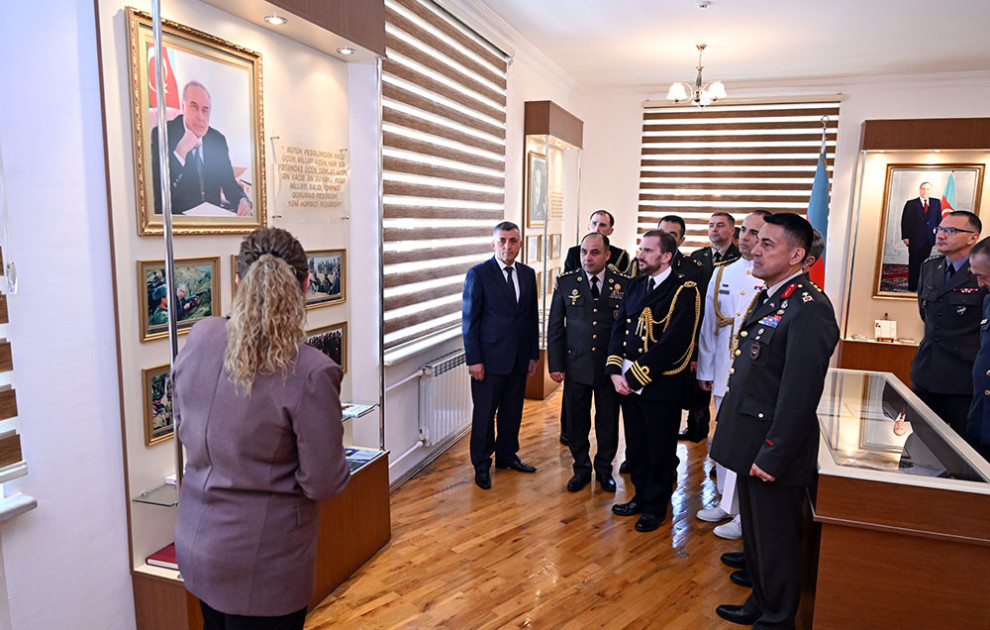 Xarici ölkələrin hərbi attaşeləri Heydər Əliyev adına Hərbi İnstitutda olublar<font color=red> - FOTOLAR</font>