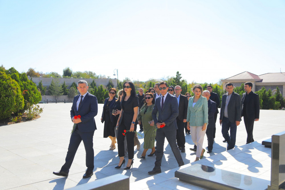 Naxçıvan Teleradiosunun kollektivi Anım Günü ilə əlaqədar şəhid məzarlarını ziyarət edib <font color=red> - FOTOLAR</font>