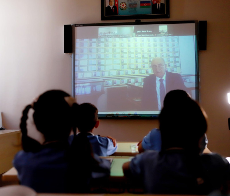 Naxçıvanda Anım Günü ilə bağlı ümumtəhsil məktəblərinin şagirdlərinə onlayn dərs keçilib<font color=red> - FOTOLAR</font>