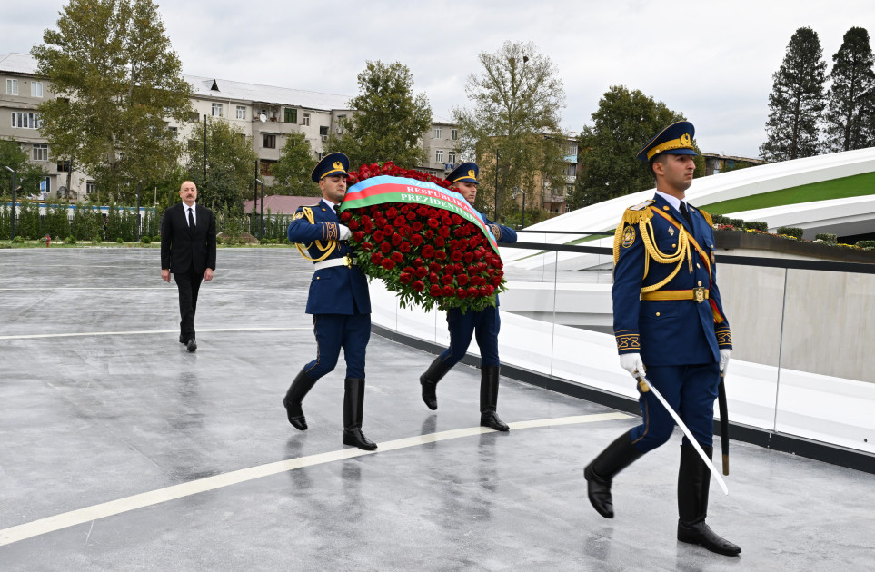 Prezident İlham Əliyev Anım Günü ilə əlaqədar Vətən müharibəsi şəhidlərinin xatirəsini bir dəqiqəlik sükutla yad edib<font color=red> - FOTOLAR</font>