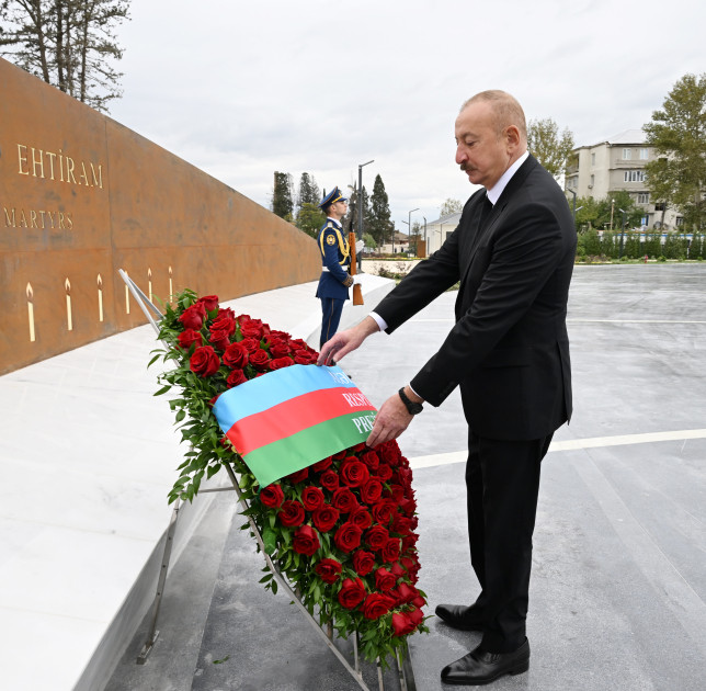 Prezident İlham Əliyev Anım Günü ilə əlaqədar Vətən müharibəsi şəhidlərinin xatirəsini bir dəqiqəlik sükutla yad edib<font color=red> - FOTOLAR</font>