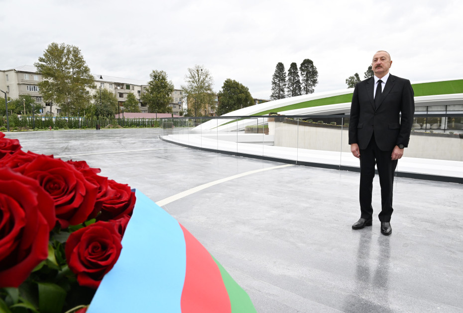 Prezident İlham Əliyev Anım Günü ilə əlaqədar Vətən müharibəsi şəhidlərinin xatirəsini bir dəqiqəlik sükutla yad edib<font color=red> - FOTOLAR</font>