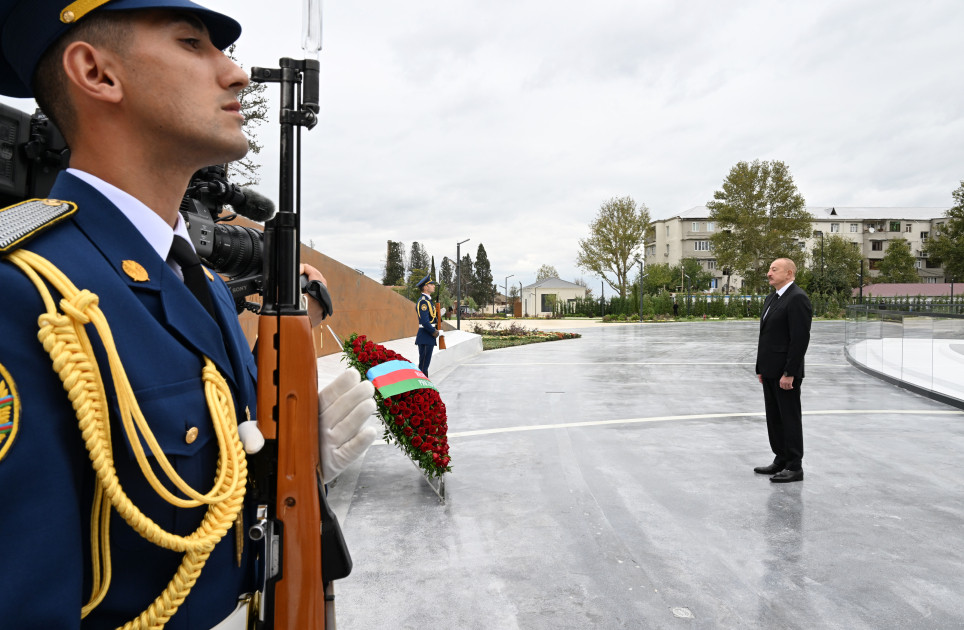 Prezident İlham Əliyev Anım Günü ilə əlaqədar Vətən müharibəsi şəhidlərinin xatirəsini bir dəqiqəlik sükutla yad edib<font color=red> - FOTOLAR</font>