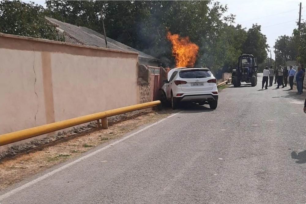 Şərurda avtomobil qaz xəttinə çırpılıb<font color=red> - FOTOLAR</font>