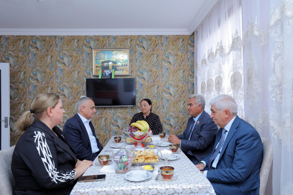Səlahiyyətli nümayəndə şəhid ailələrini ziyarət edib<font color=red> - FOTOLAR</font>