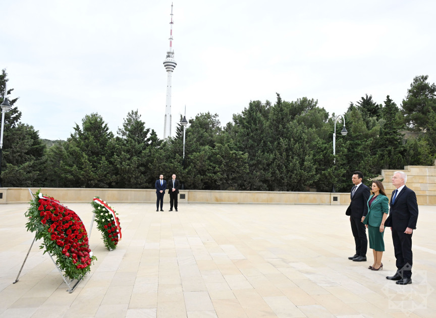 Polşalı parlamentarilər Ulu Öndərin məzarını və Şəhidlər xiyabanını ziyarət ediblər<font color=red> - FOTOLAR</font>
