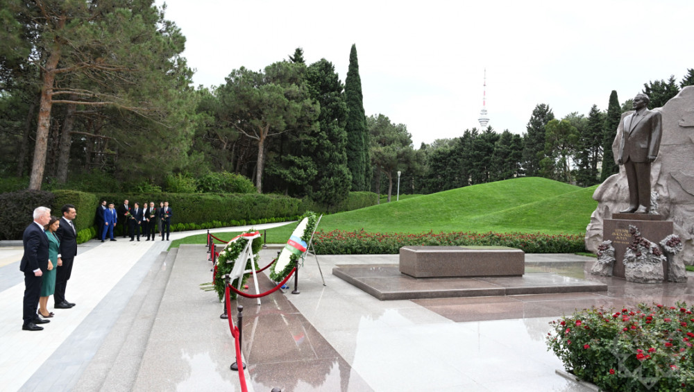 Polşalı parlamentarilər Ulu Öndərin məzarını və Şəhidlər xiyabanını ziyarət ediblər<font color=red> - FOTOLAR</font>